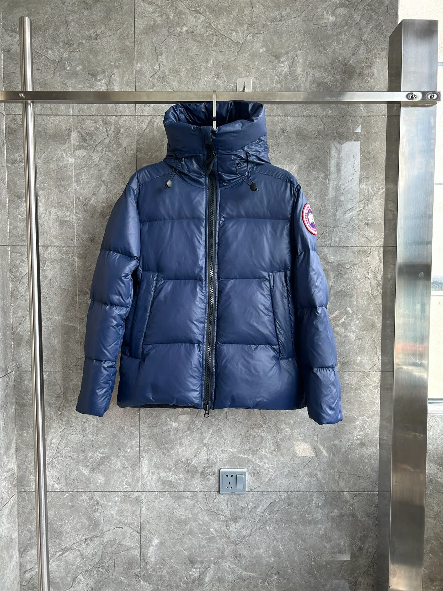 P820 ​​Dark Blue Style No.: Y111 𝘾𝘼𝙉𝘼𝘿𝘼 𝙂𝙊𝙊𝙎𝙀/Canada Goose 2023 Limited New Crofton Puff Down Jacket Pure Guangzhou Inspection 80 White Duck Down Filling‼  Top version, ceiling level‼ Crofton soft bread, the latest style in 2023, has a cold protection effect of up to level 4. It is made of recycled Feather-Light tear-resistant fabric. It is ultra-light and has no weight on the upper body at all! The unique black label highlights your temperament‼  Canada Goose, a Canadian brand, has always been recognized as the warmest down jacket. Various Instagram celebrities, Internet celebrities, and celebrities often wear it for street photos. I do Canada Goose every year, but I still can’t get rid of my love for the geese. No matter how cold the winter is, there is no need to be afraid, because there are geese! Filled with 80% white duck down, Canada Goose is the legendary warmest down jacket and is known as a must-have for Arctic outdoor sports! The most popular down jacket in the world, celebrities are rushing to buy it, it is a must-have! Same style for men and women Size: S~XXL